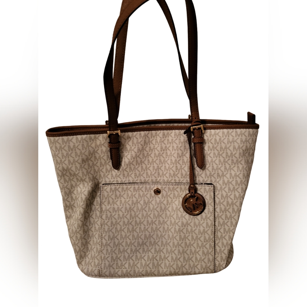 Michael Kors Creme & Tan Purse with lots of pockets and storage